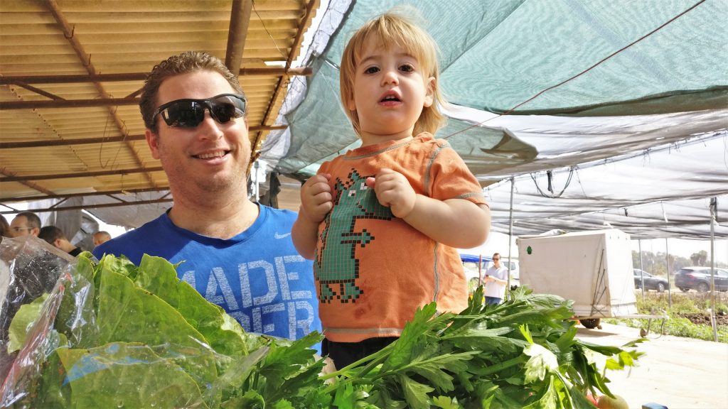 אבא וילד קונים ירק במשק רמי קנטור